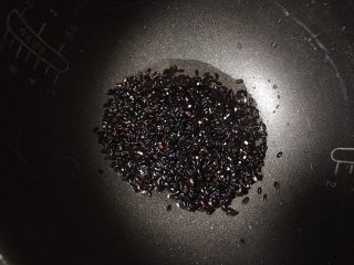 红枣黑米粥,电饭锅加入黑米