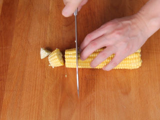 排骨山药玉米汤,玉米切段
