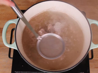 排骨山药玉米汤,煮开后，捞出浮沫