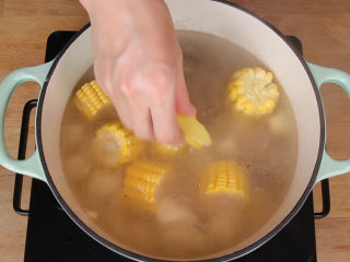 排骨山药玉米汤,放入生姜