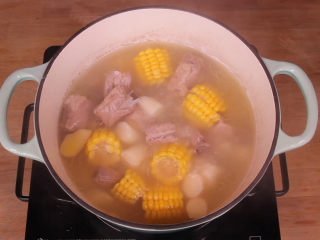 排骨山药玉米汤,开锅后加入适量的盐，美味的排骨山药玉米汤就做好了。