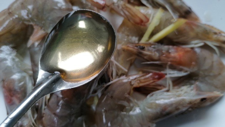 椒盐基围虾,加入一勺黄酒将虾腌制十五分钟
