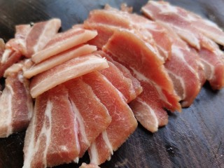 黄瓜木耳炒肉,先将猪肉切片，如果觉得新鲜猪肉不好切片，可以放冰箱冷冻室稍微冻一下，就可以切成你想要的任意厚薄的片。