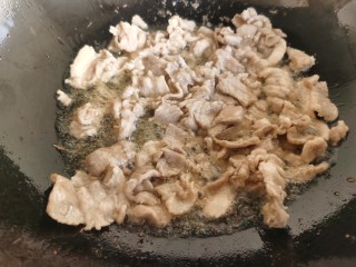 黄瓜木耳炒肉,炒锅放油，加入提前腌制的肉片炒至变色。