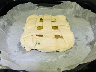 苹果饼,把包好苹果泥的手抓饼底部膜撕掉，放入铺油纸的烤盘；