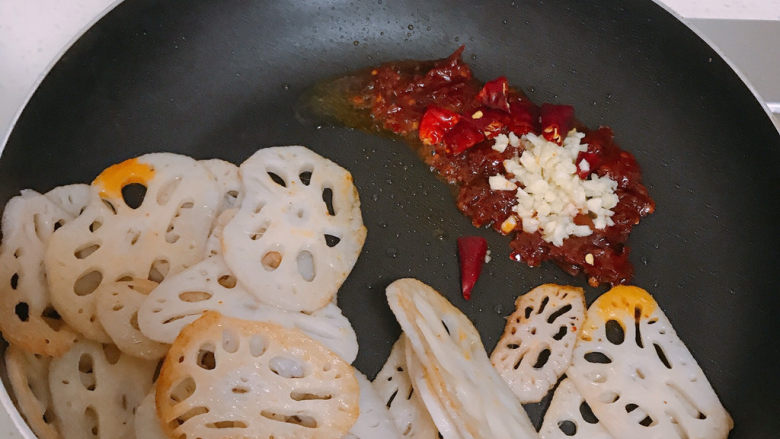干锅藕片,煎好后可以捞起或者拨到一边，放入豆瓣酱和蒜头干辣椒煸香