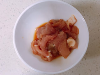 海带冬瓜汤,瘦肉用生抽抓一抓，再加入少量食用油抓匀，腌制一会