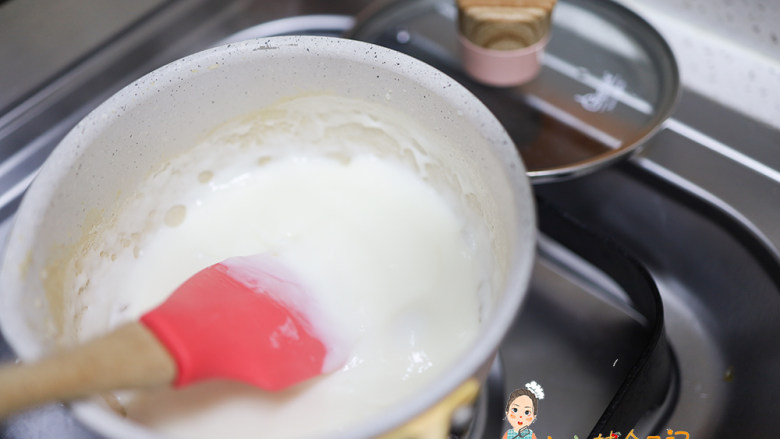 12个月以上辅食炸鲜奶,开中小火一边加热一边搅拌，搅拌至粘稠就可以关火了