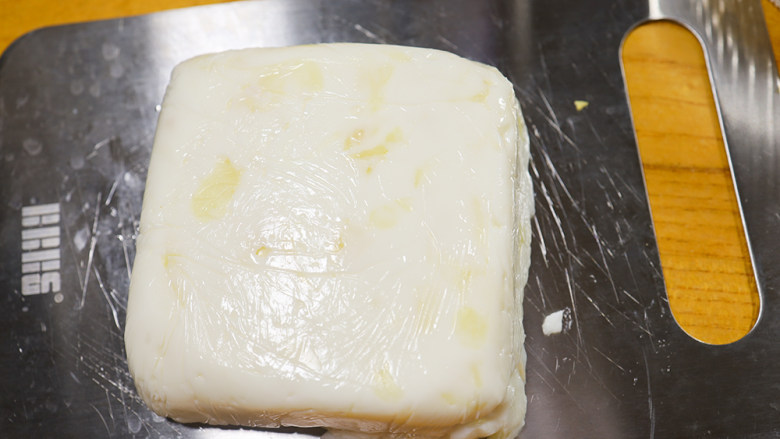 12个月以上辅食炸鲜奶,冷藏好取出就是凝固的了切成均匀的块状