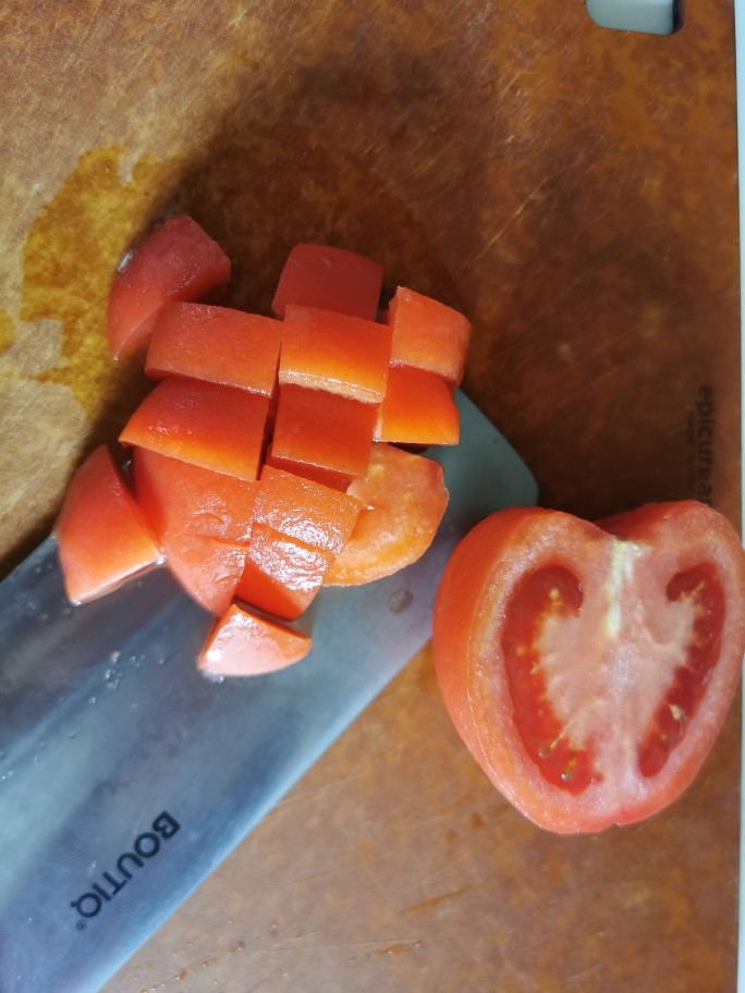 香浓蕃茄面汤,蕃茄用热开水泡一会，去表皮，切小块。