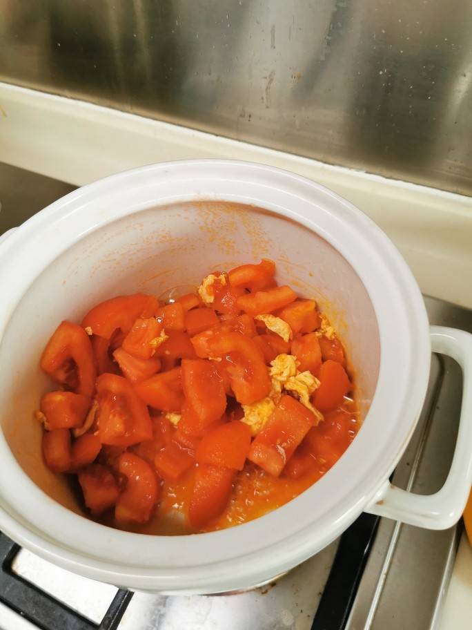 香浓蕃茄面汤,烧热锅下食用油，先下一半打发后的<a style='color:red;display:inline-block;' href='/shicai/ 9'>鸡蛋</a>液炒一下，接着下蕃茄一起炒，多炒一会让蕃茄熟透出沙，这样子煮的汤特别浓香。