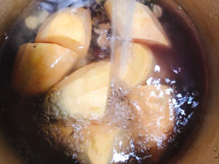 黑米红薯粥,加入适量清水