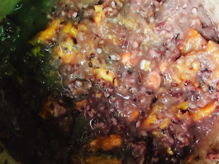 黑米红薯粥,早晨直接大火烧开，搅拌锅底，盖上锅盖煲至浓稠