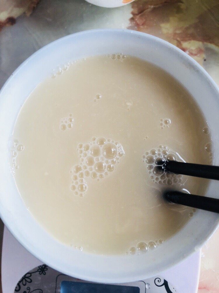 红枣红糖馒头,用筷子搅拌均匀，至白糖溶化。少量白糖能让酵母更好地进行发酵。