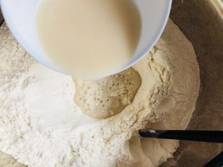 红枣红糖馒头,面粉中间挖个洞，将酵母水倒入面粉中。