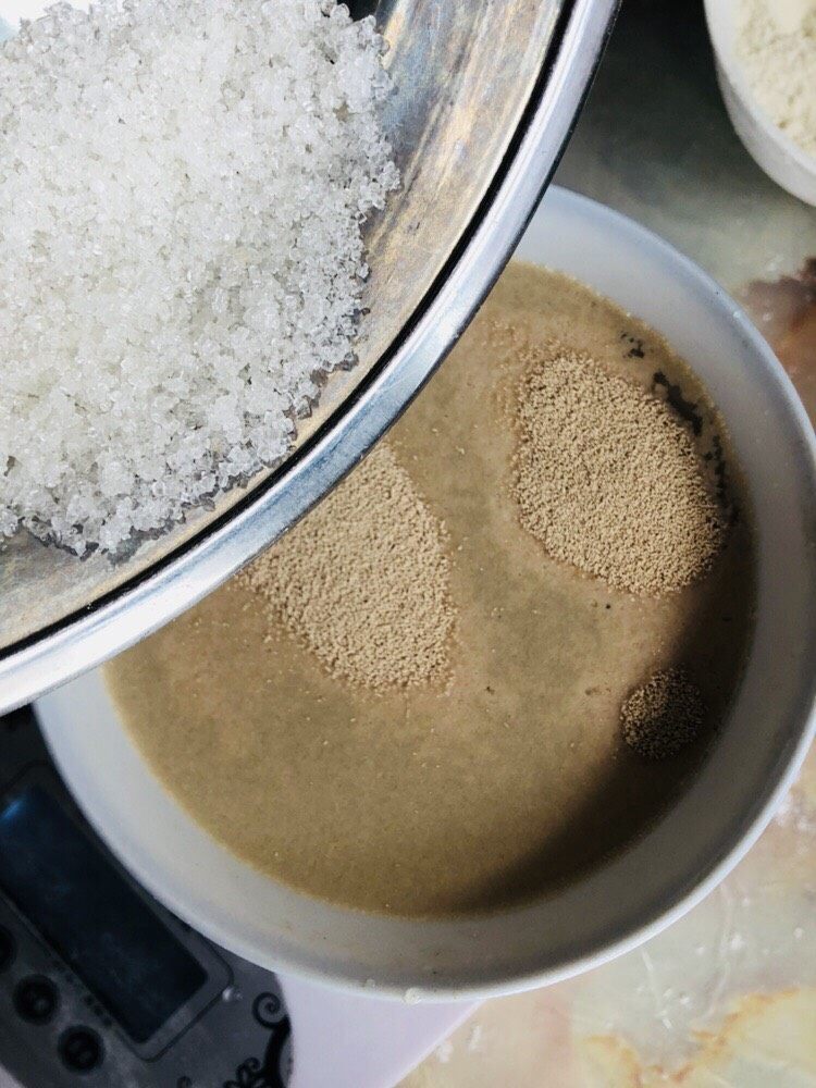 红枣红糖馒头,准备150克温水，加入酵母和白糖