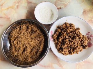 红枣红糖馒头,红糖，红枣末和少量的干面粉准备好。