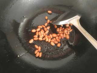 酸辣黄瓜条,锅中放入少量植物油，放入花生米翻炒至红衣噼噼啪啪爆开关火