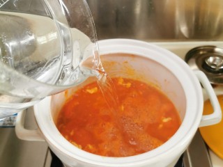 香浓蕃茄面汤,加入适量开水。