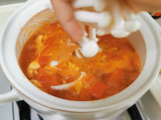 香浓蕃茄面汤,加入瘦肉、白玉菇、蕃茄酱、胡椒粉和糖，中火煮8分钟左右，汤底就煮好。
