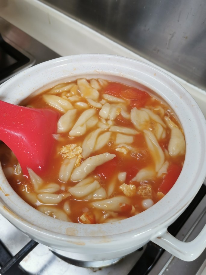 香浓蕃茄面汤,加入面条，记得马上要搅拌，注意别让面条糊底，煮3分钟，面条熟后，汤也够浓稠了。