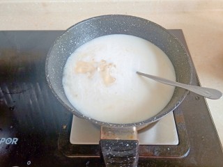 酸奶慕斯蛋糕,加入吉利丁片搅拌至吉利丁片融化。