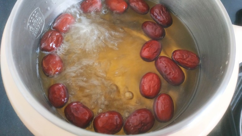 苹果雪梨汤,大枣煮十分钟，大枣鼓起来，汤成红色