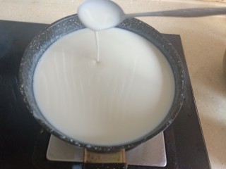 酸奶慕斯蛋糕,待牛奶冷却后加入酸奶375g，搅拌均匀。