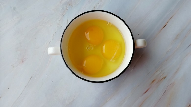 黄瓜木耳炒鸡蛋,把鸡蛋打碗里