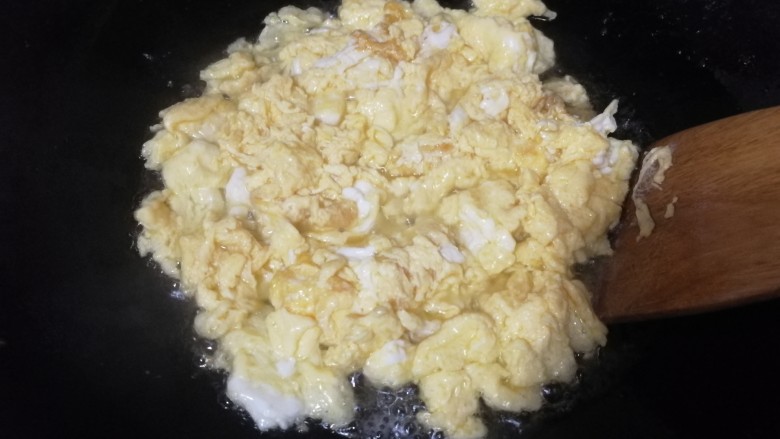 黄瓜木耳炒鸡蛋,冷锅放油烧热，倒入鸡蛋液