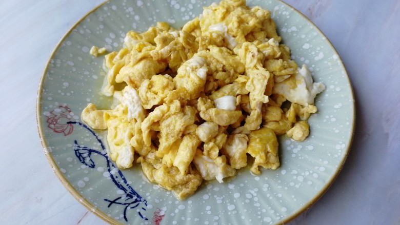 黄瓜木耳炒鸡蛋,炒熟后，装盘放旁边