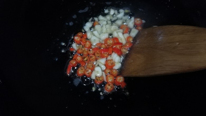 黄瓜木耳炒鸡蛋,鸡蛋起锅后加油，倒入大蒜，爆出蒜香儿