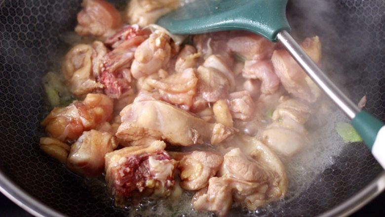 香菇板栗鸡块,锅烧热后先爆香葱姜丝，再倒入鸡块大火快速翻炒均匀。