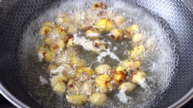 香菇板栗鸡块,把板栗先进行焯水，这样就会把没去干净的外皮清理干净哟。