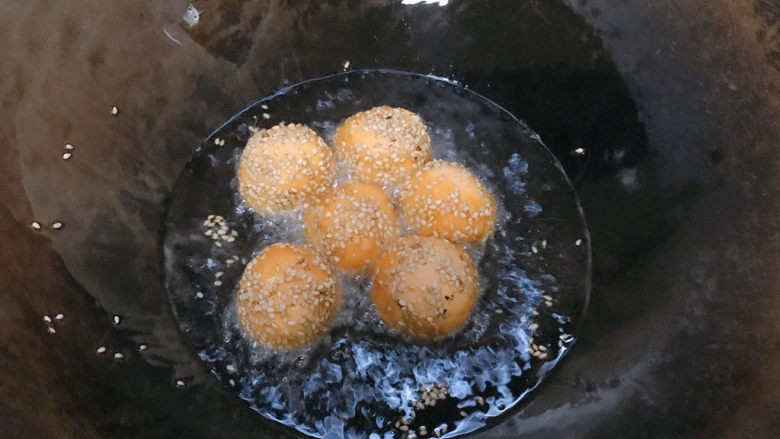 红薯圆子,锅里倒适量油6成热后下圆子炸。炸的时候要时不时晃动一下锅以免圆子粘起来。砸到圆子浮起来就可以。