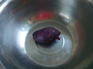 紫薯酒酿蛋花小圆子,紫薯煮熟。