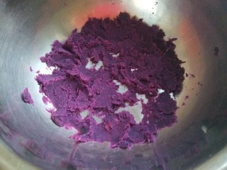 紫薯酒酿蛋花小圆子,压成泥。