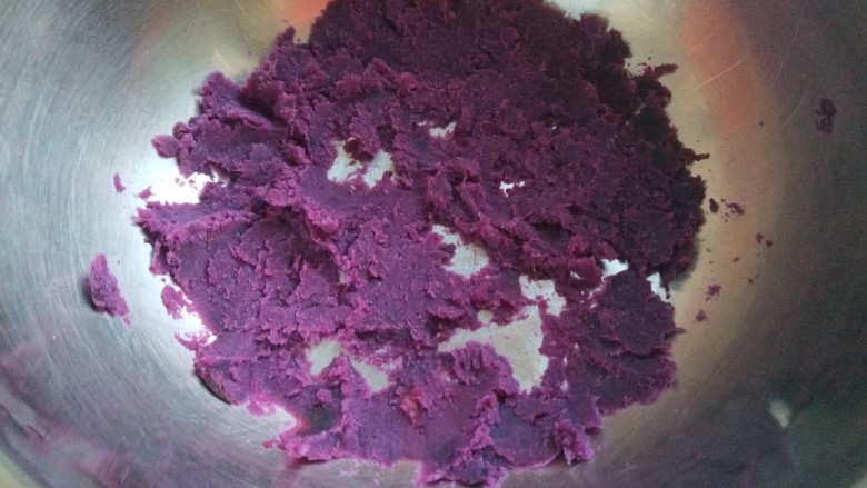 紫薯酒酿蛋花小圆子,压成泥。