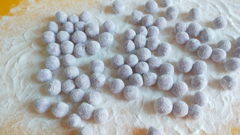 紫薯酒酿蛋花小圆子,用手搓光滑的小圆子。