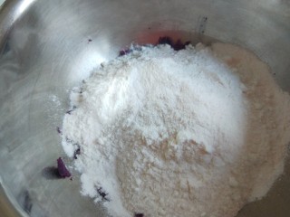 紫薯酒酿蛋花小圆子,加入糯米粉。