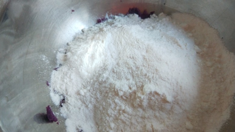 紫薯酒酿蛋花小圆子,加入糯米粉。