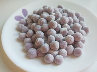 紫薯酒酿蛋花小圆子,装入盆中冷冻定型。