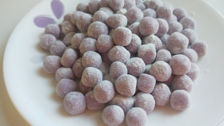 紫薯酒酿蛋花小圆子,装入盆中冷冻定型。