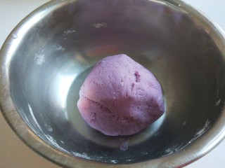 紫薯酒酿蛋花小圆子,合成面团。