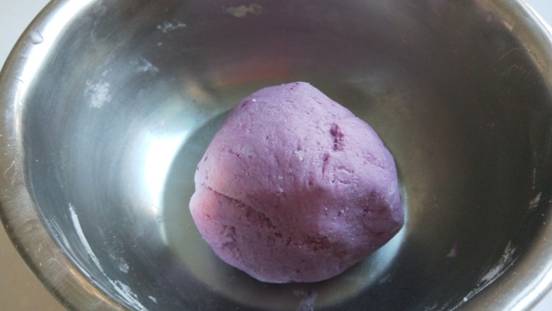 紫薯酒酿蛋花小圆子,合成面团。