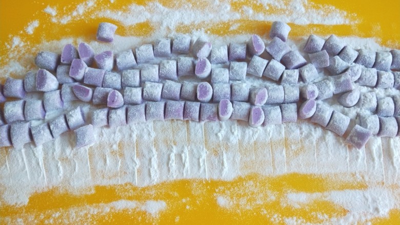 紫薯酒酿蛋花小圆子,切成均匀的小粒。