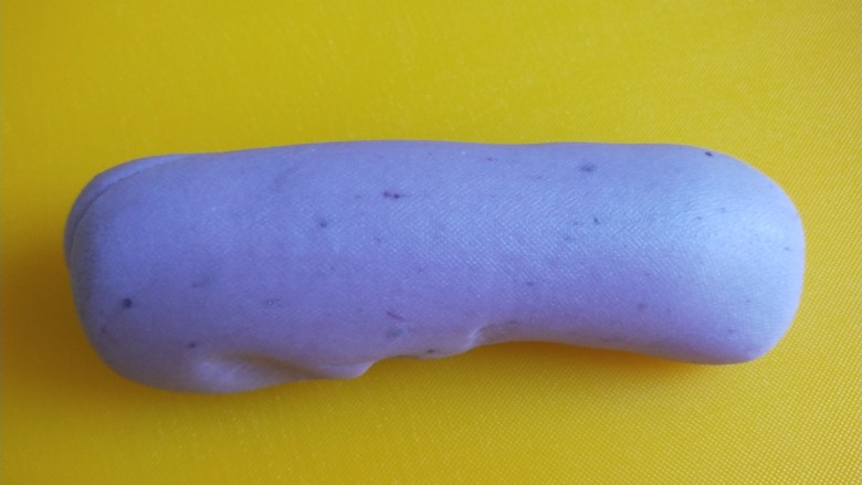 紫薯酒酿蛋花小圆子,在揉光滑搓成长条。