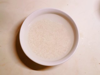 桂花糖藕,糯米淘洗干净 用清水浸泡6个小时