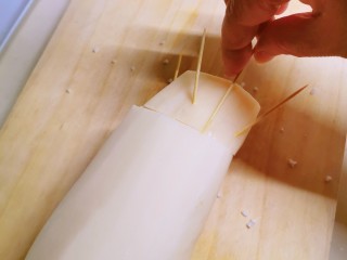桂花糖藕,灌好后 将切下的一节用牙签固定 防止煮制过程中糯米流失