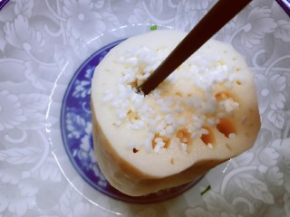 桂花糖藕,将泡好的糯米灌入藕的孔洞中
边灌边用筷子压密实